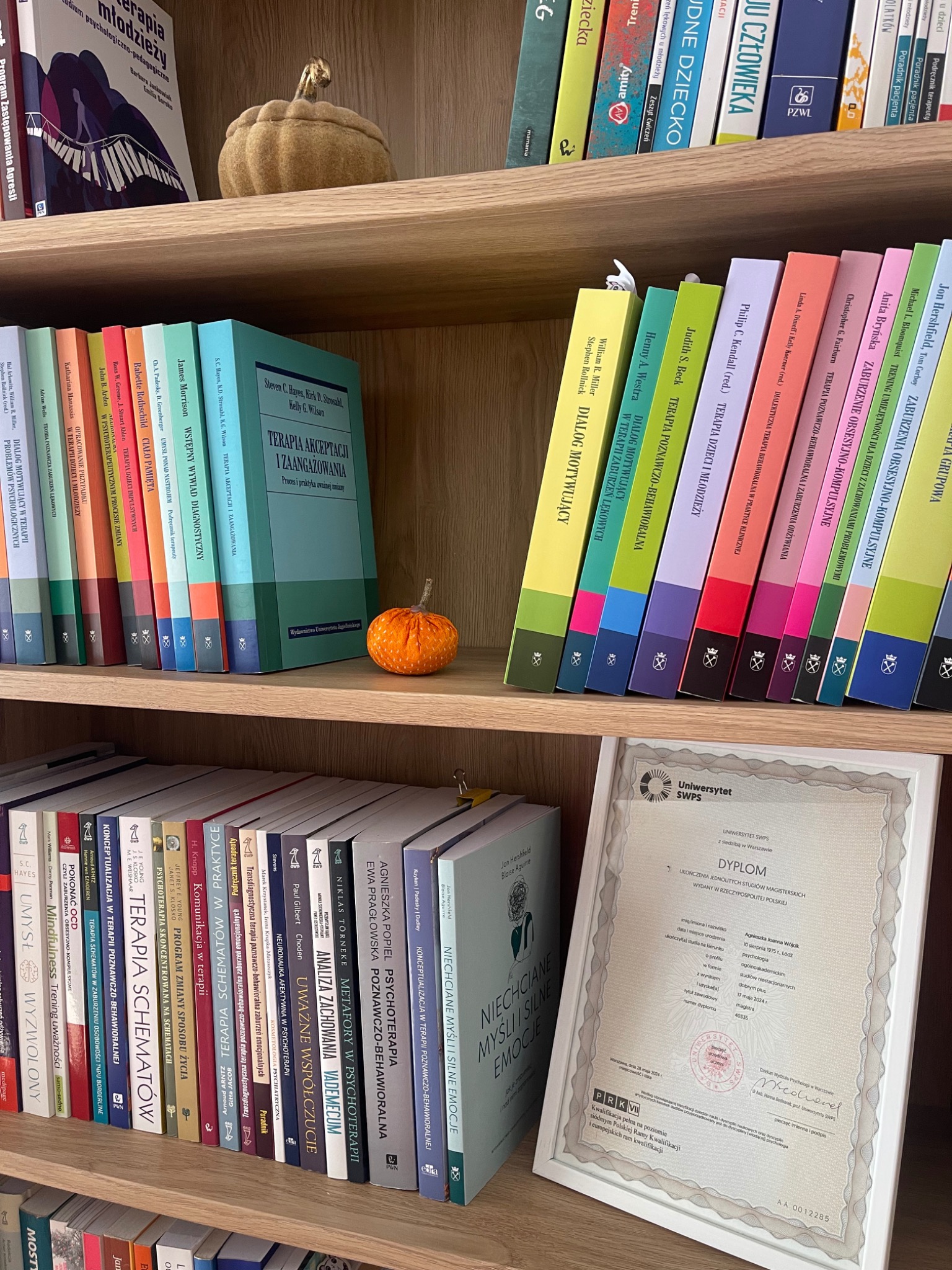 Biblioteka psychologiczna i dyplom w gabinecie Neurobik